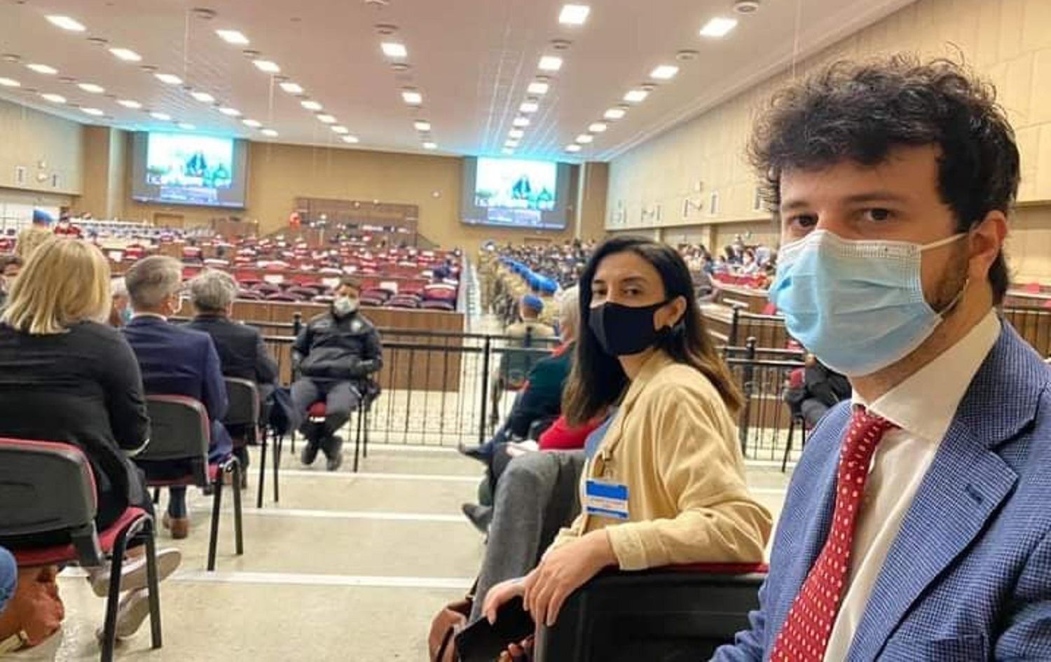 Di Doza Kobanî de parêzer ji salonê derketin