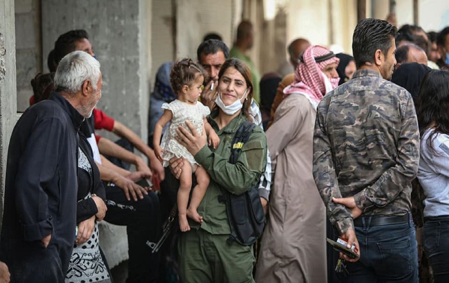 Displaced return to Qamishli’s al-Tai neighborhood following truce