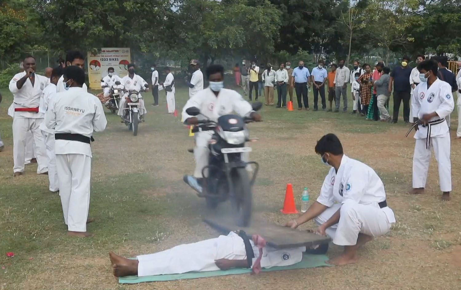 هەزار و 222 ماتۆڕسکیل بەسەر سکی یاریزانێکی کاراتیدا تێدەپەڕن