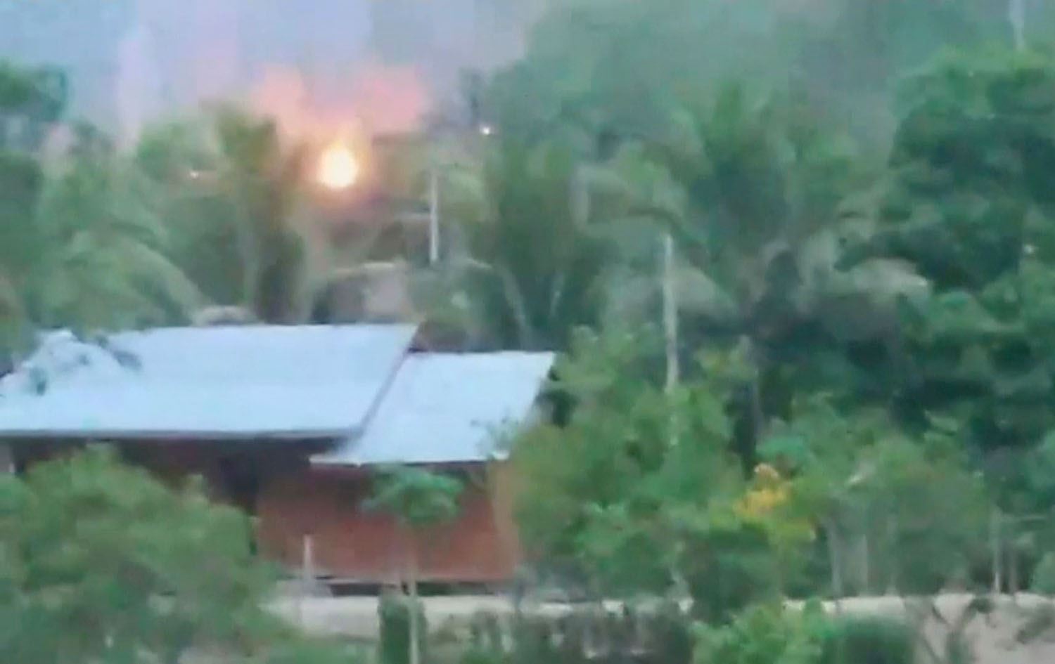 چەکدارانی کارین بنکەیەکی سەربازیی میانماریان سووتاند