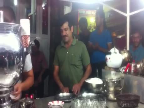 حەسەن زیرەک بووەتە چایچی لە سلێمانی