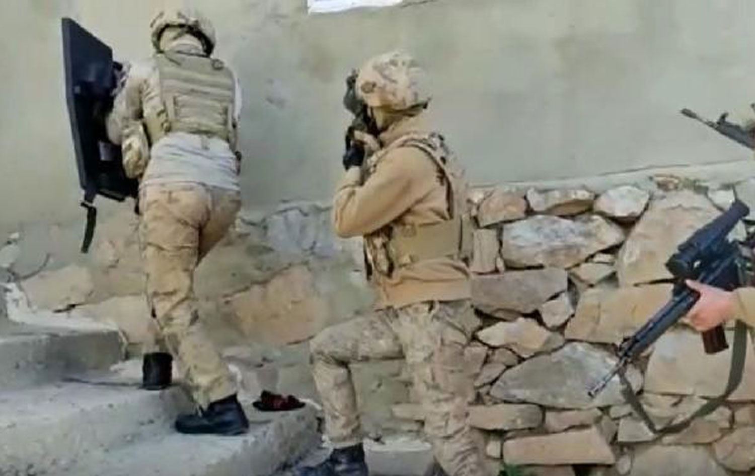 Van’da 1’i muhtar 5 gözaltı