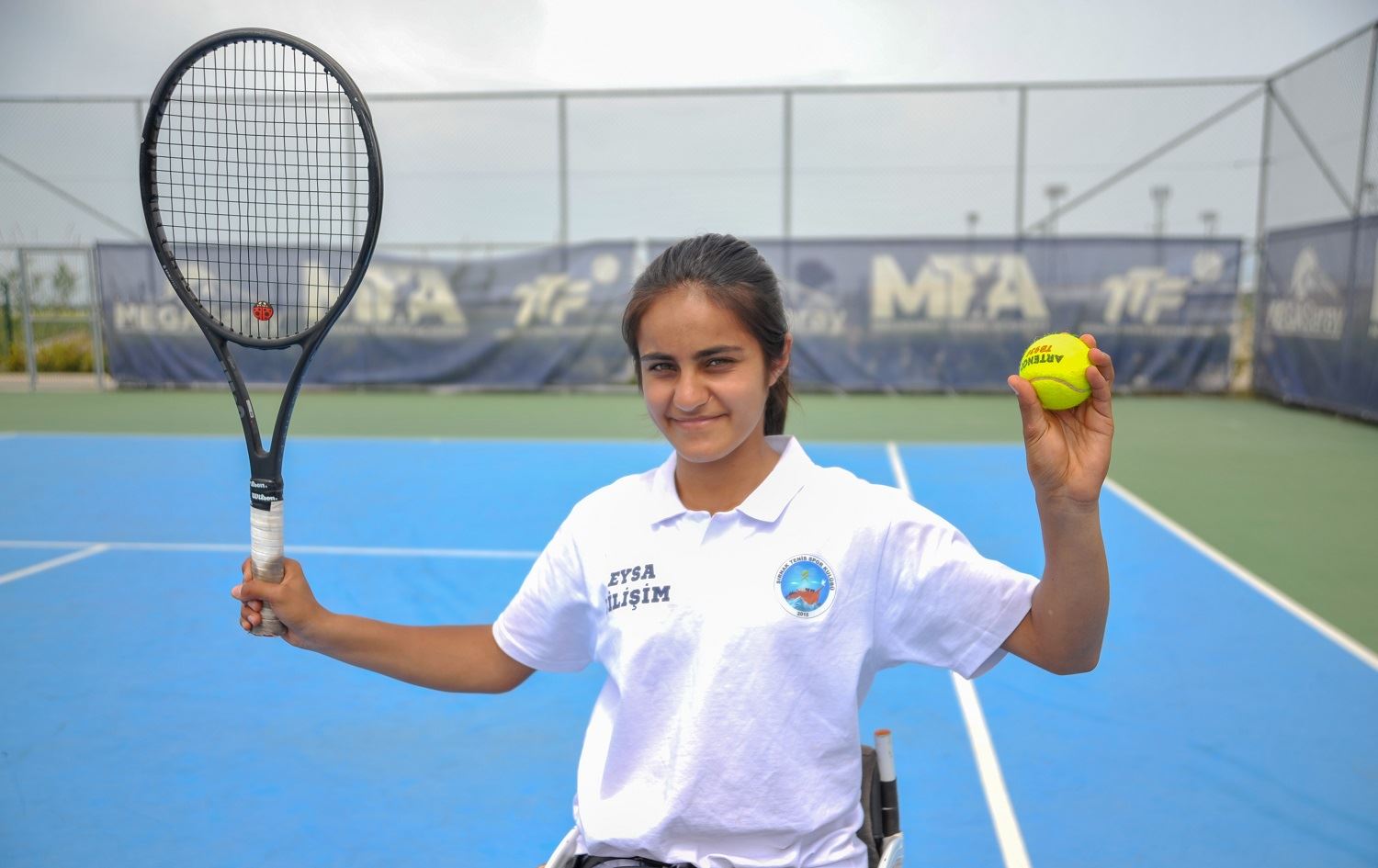 Li Şirnexê keçeke 14 salî ya astengdar tenîsê dike
