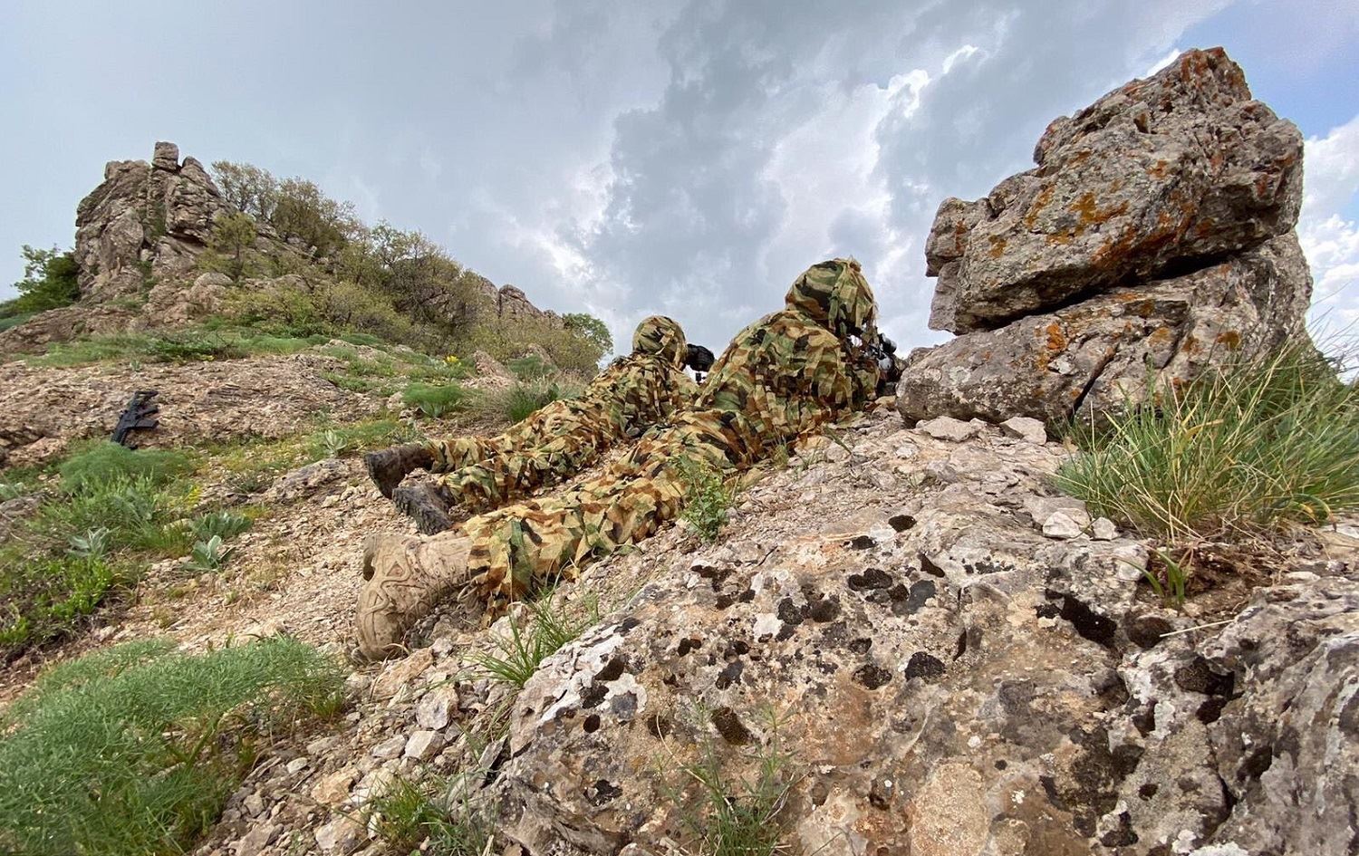Ji ber êrişên Tirkiyê, xelk nikarin rez û baxên xwe av bidin