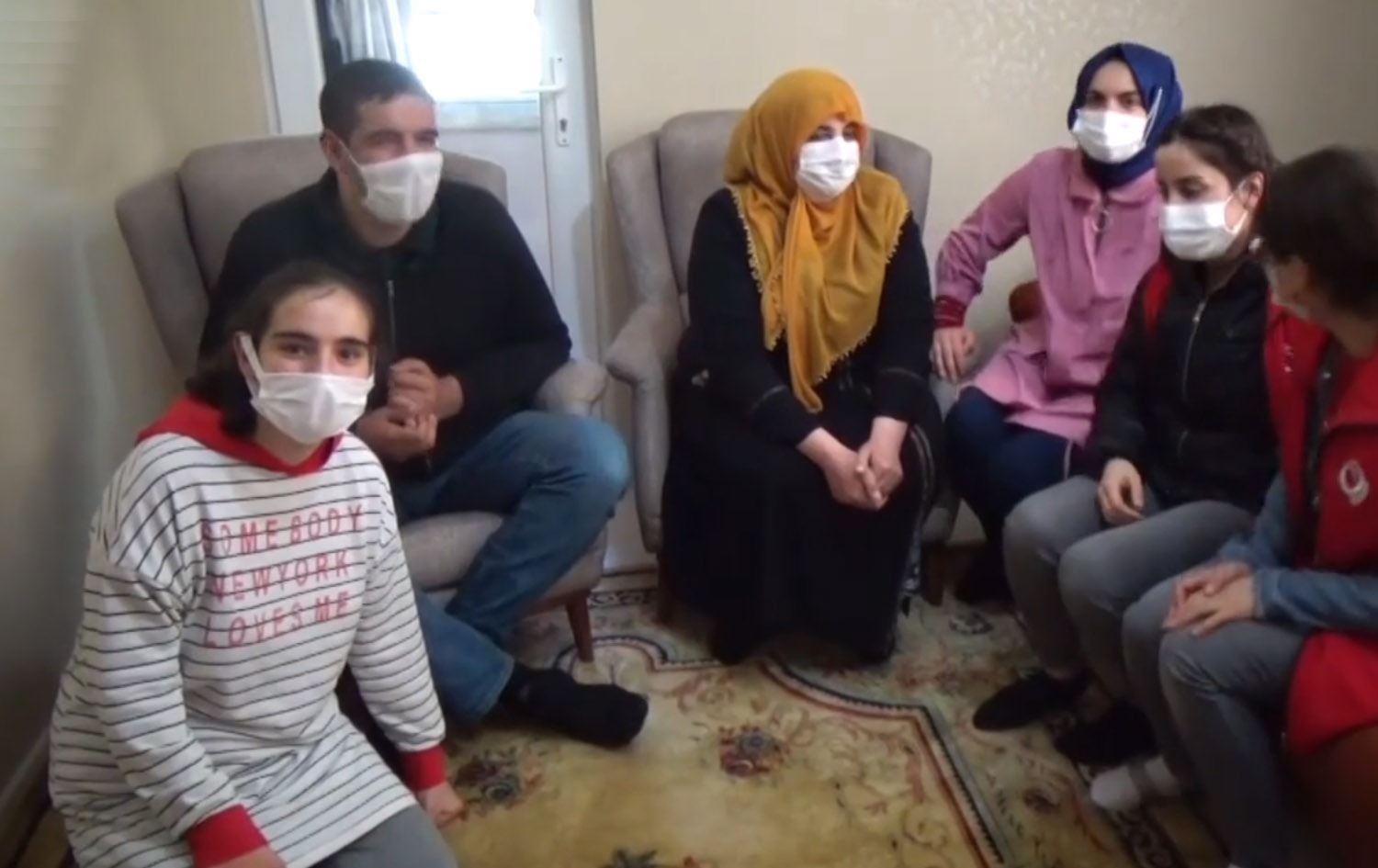 Li Mûşê dayikek li 3 zarokên xwe yên astengdar dinêre