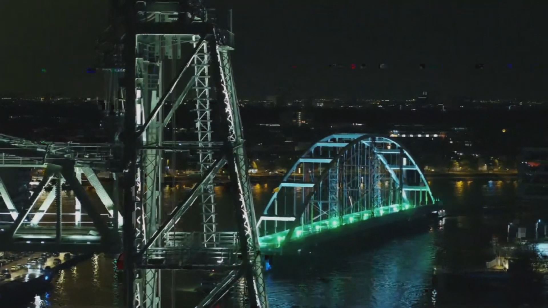 لە هۆڵەندا پردێکی زەبەلاح بە کەشتی گوێزرایەوە