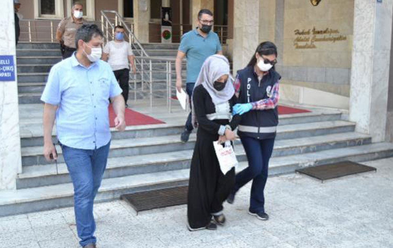 Bebeğini dışarıya bırakarak ölüme terk eden 17 yaşındaki anne, tutuklandı