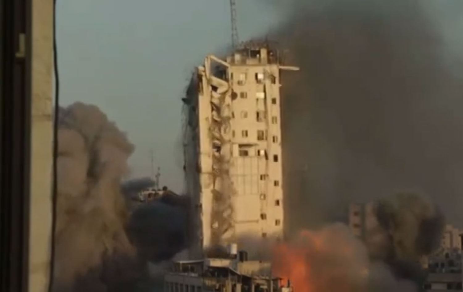 Gazze’de yüksek bir bina daha İsrail saldırısı sonucu yıkıldı