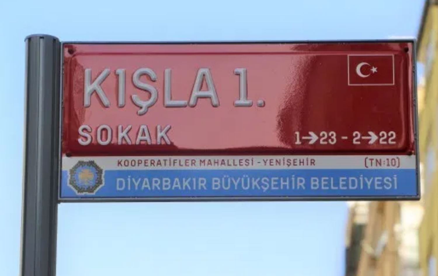 Diyarbakır Büyükşehir Belediyesi sokak tabelalarına Türk bayrağı yerleştirdi