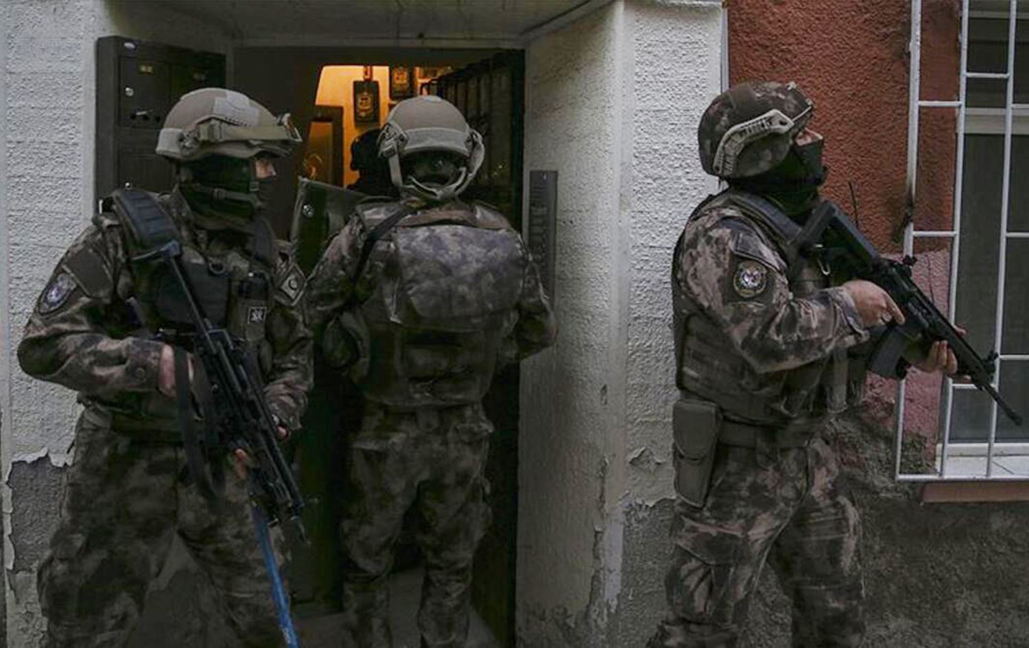 Mardin’de ev baskınları, birçok kişi gözaltına alındı