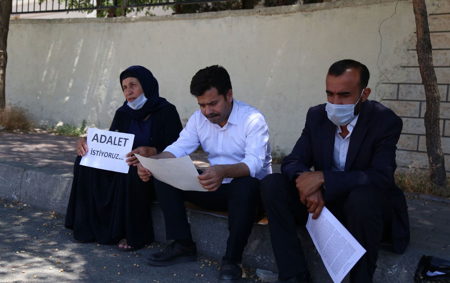 Emine Şenyaşar ile oğlu Ferit Şenyaşar gözaltına alındı