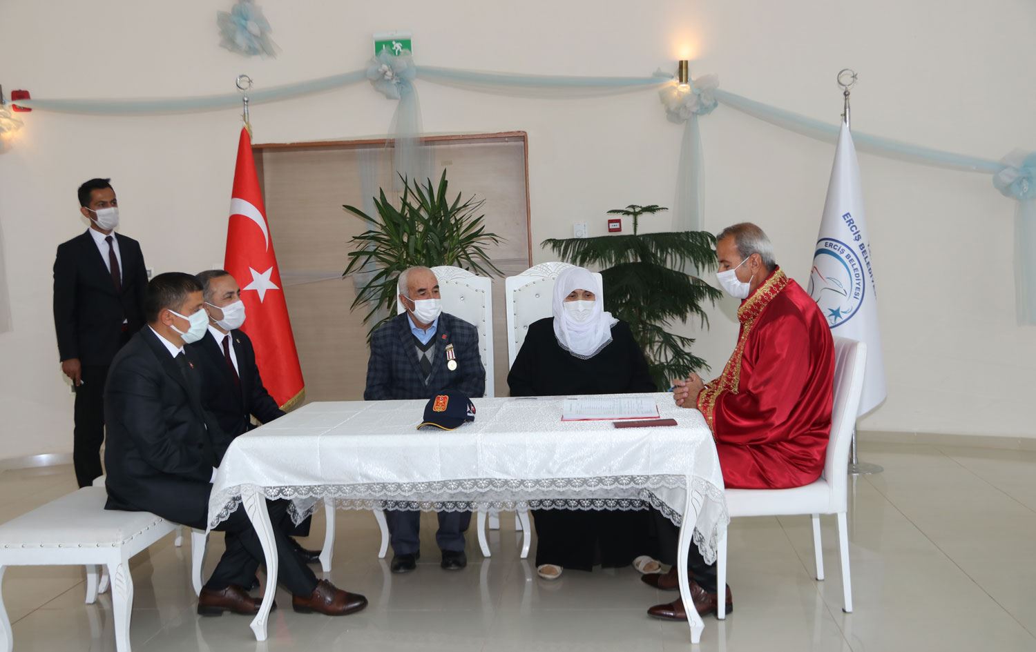 70 yaşında kimlik alan Vanlı nine nikah masasına oturdu