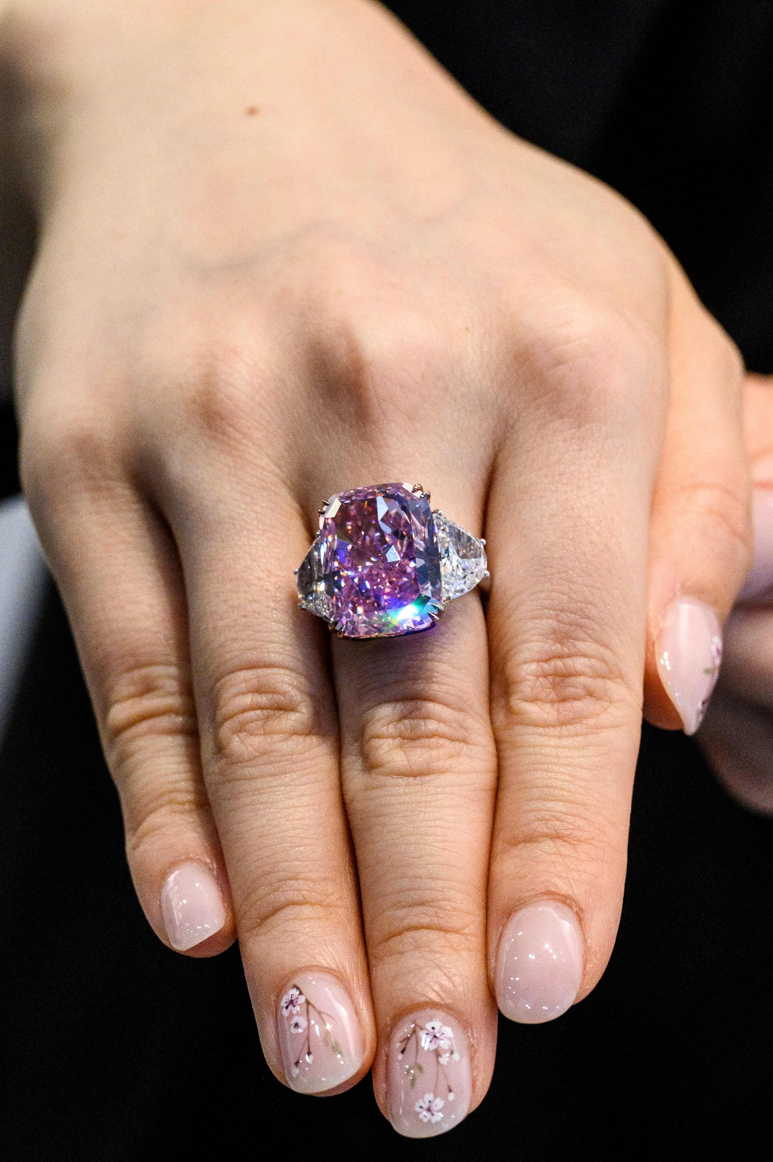 پێشبینیدەکرێت پارچە ئەڵماسێکی گەورە لە هۆنگ کۆنگ بە 35 ملیۆن دۆلار بفرۆشرێت