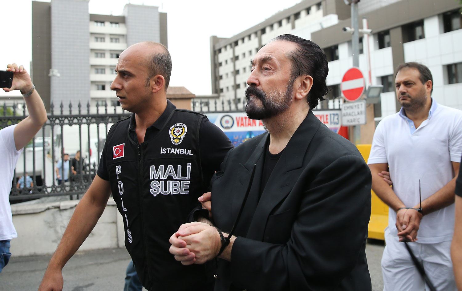 Adnan Oktar, Batman'daki yüksek güvenlikli cezaevine nakledildi