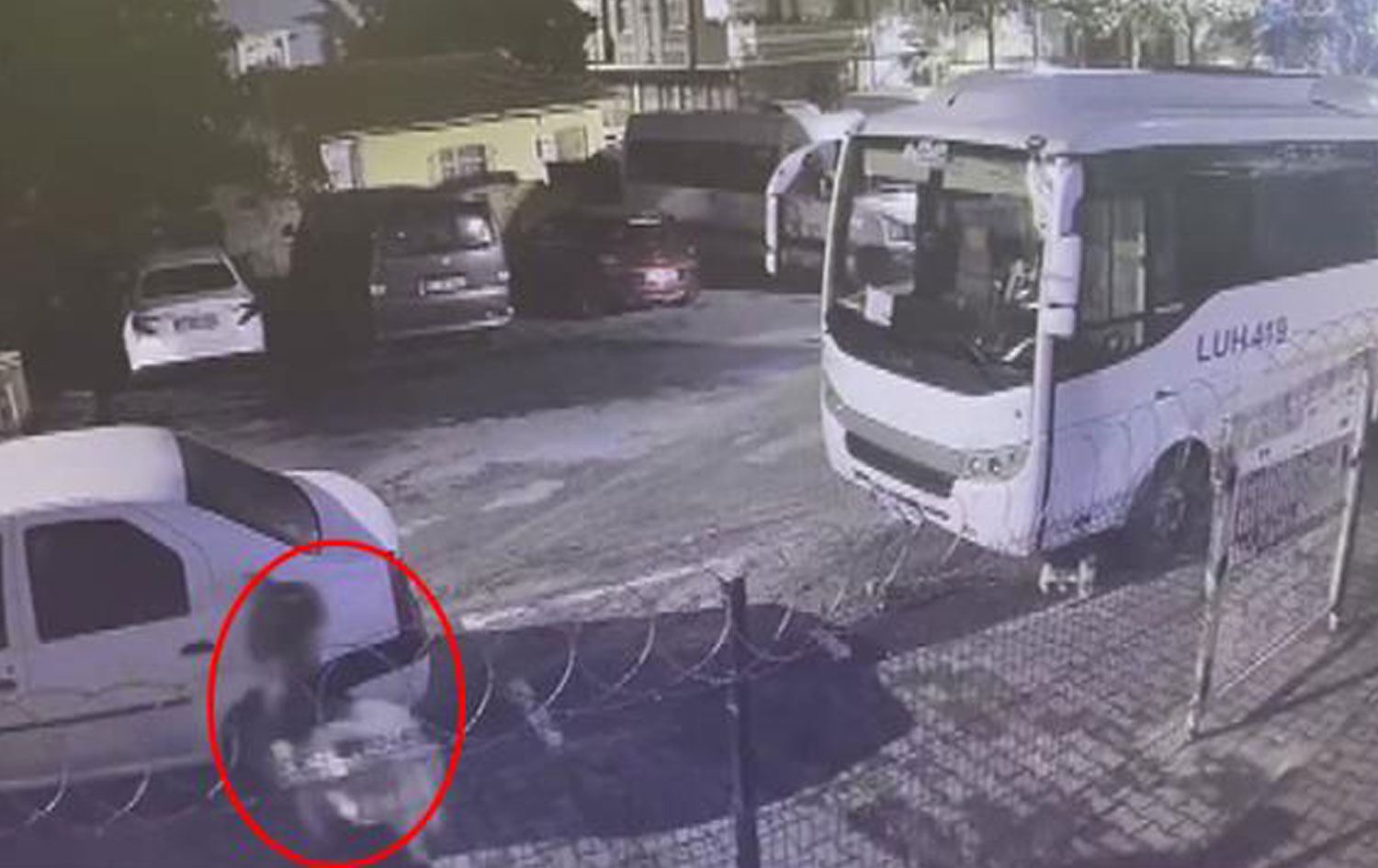 Yeni doğan bebeğini çöpe attı