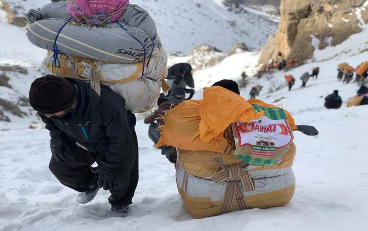Kurdish kolbar wounded by Iranian border guards,... | Rudaw.net