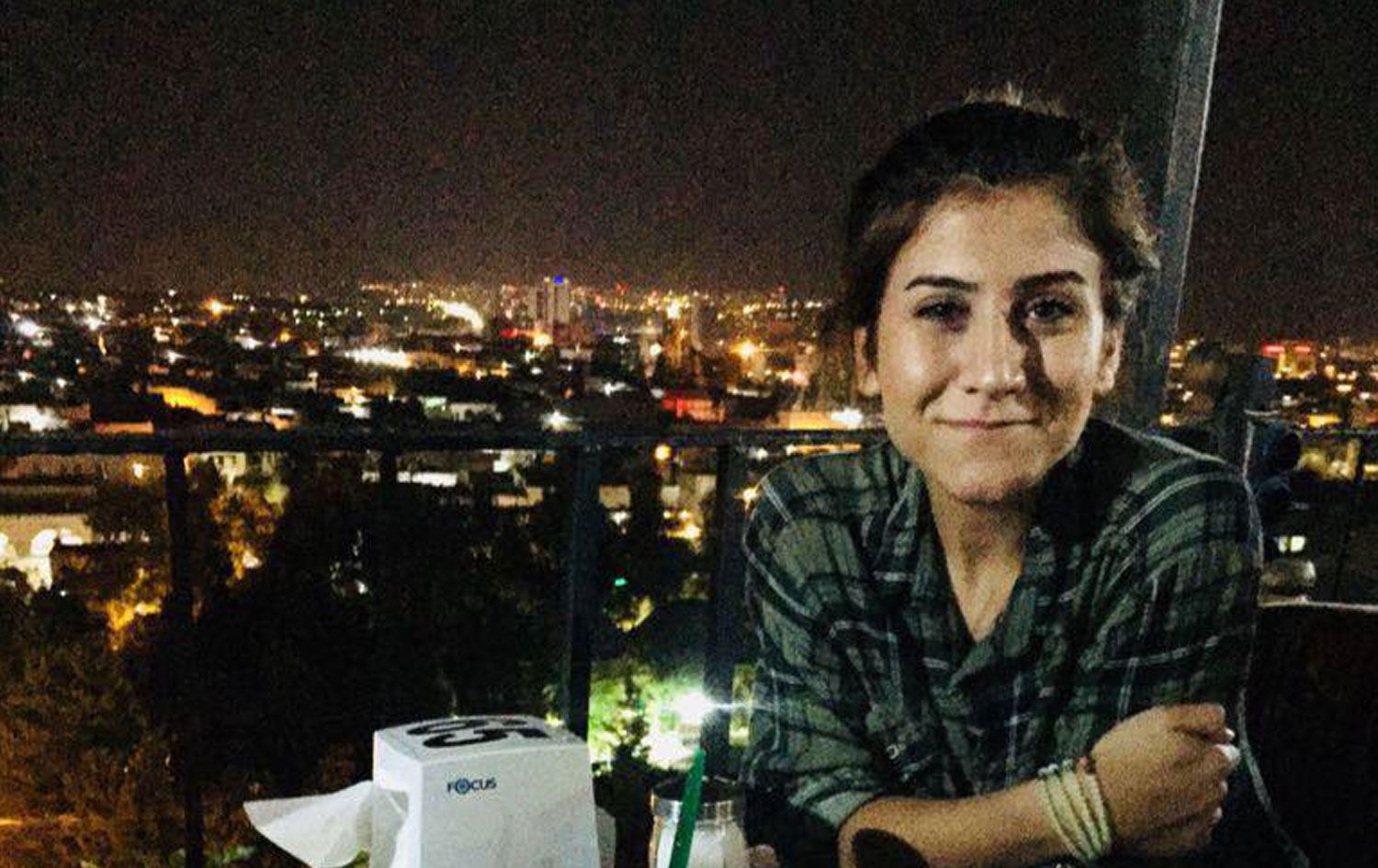 Urfalı stajyer avukat cam silerken düşerek hayatını kaybetti