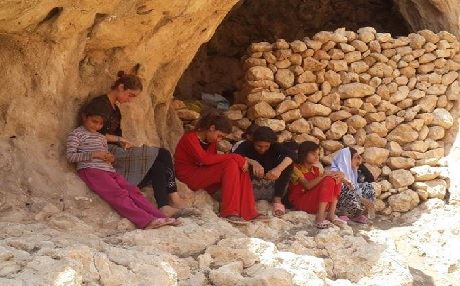 60 zarok, pîrejin û pîremêr li çiyayê Şingalê jiyana xwe ji dest dan