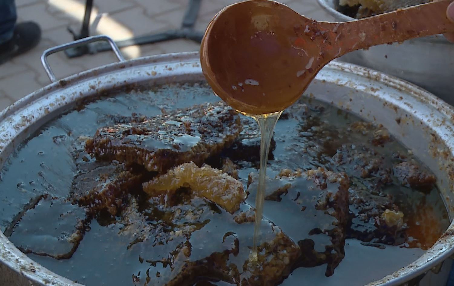 هەنگەوانێک: جیاکردنەوەی جۆری باش و خراپی هەنگوین هەر ئێمە دەیزانین