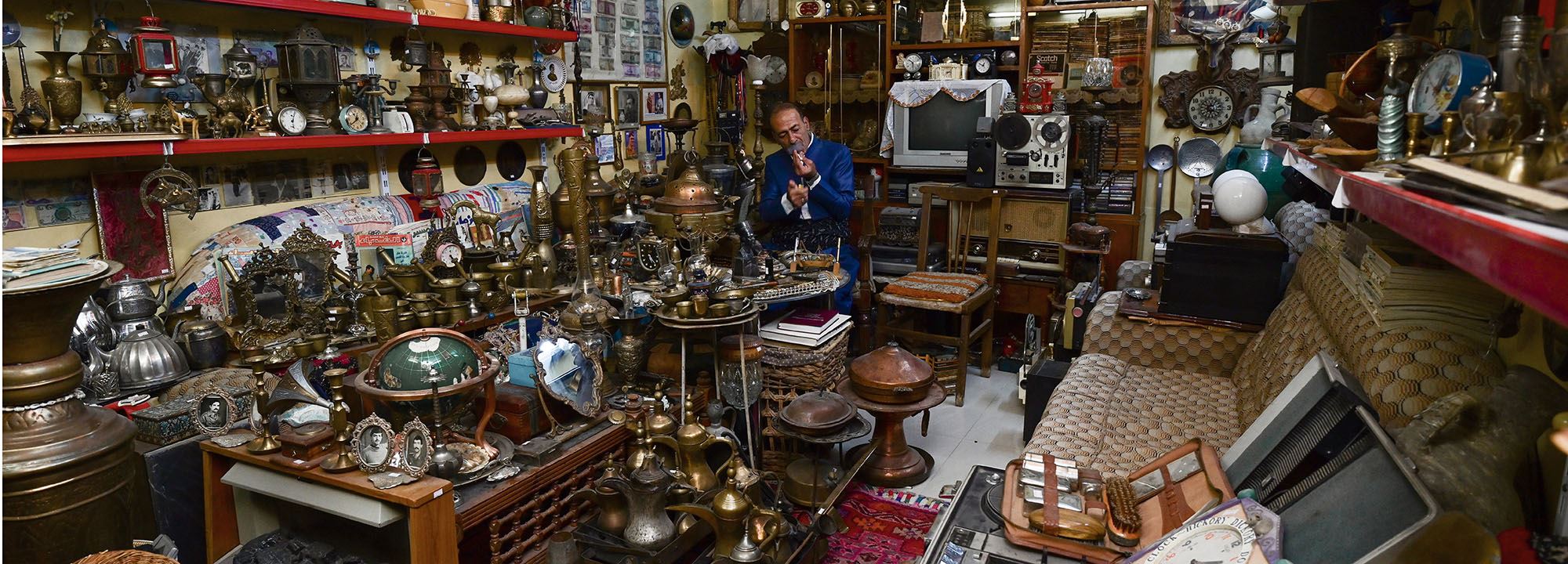 عەرەبێک لە موسڵ بە جلوبەرگی کوردی و ئاڵای کوردستانەوە ماڵەکەی دەکاتە مۆزەخانە