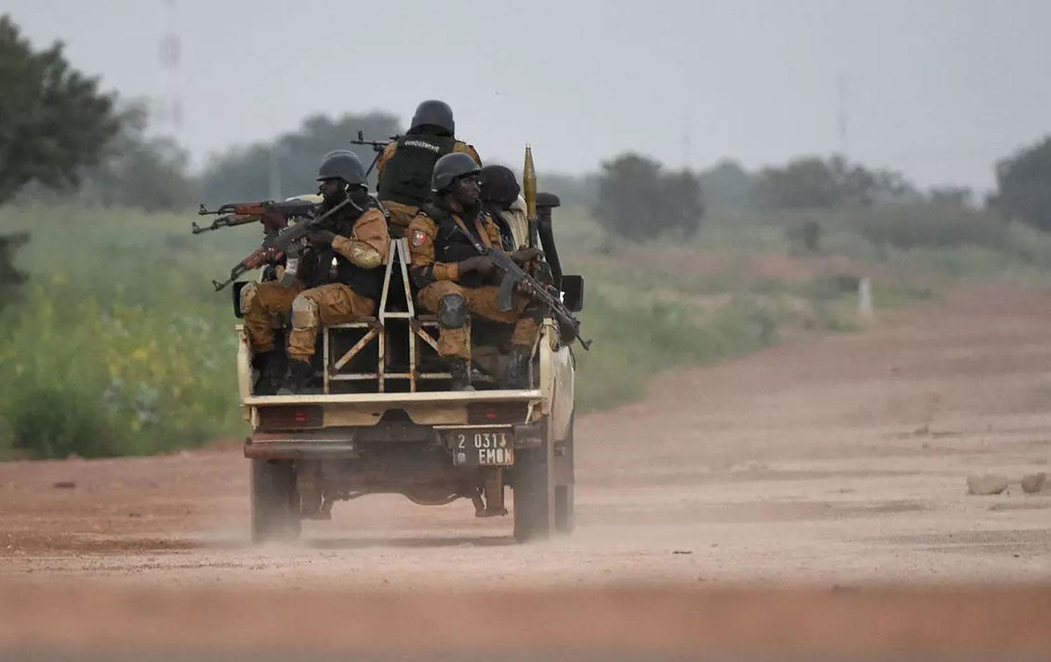 Silahlı grup köy basıp rastgele ateş açtı! En az 100 sivil öldü