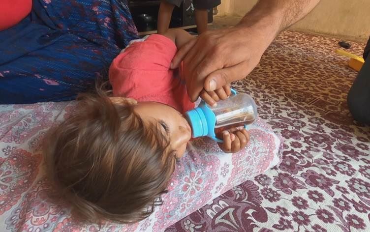 Diyarbakır’da yoksulluğun fotoğrafı: Bebeğine süt yerine çay veriyor