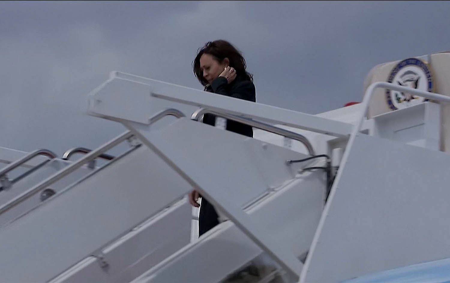 لە یەکەم گەشتیدا بۆ دەرەوەی وڵات، فڕۆکەکەی کامالا هاریس کێشەی تەکنیکیی بۆ دروستبوو