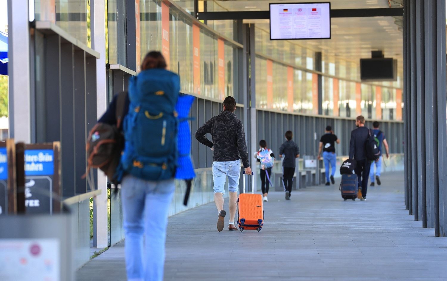 Spanya deriyên xwe li ber geştyarên derzîkirî vedike