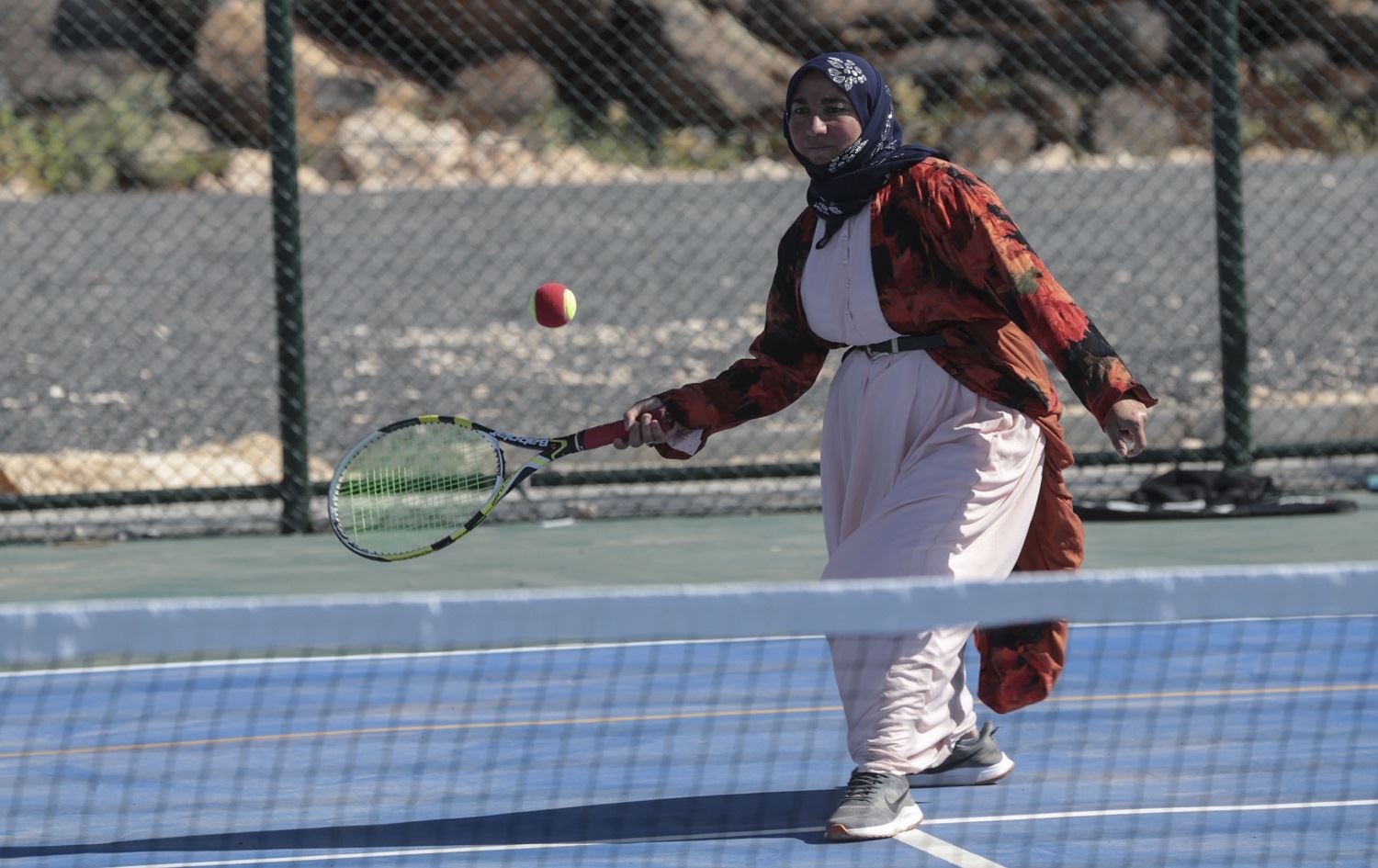 Jinek bi cil û bergên xwe yên Kurdî tenîsê dilîze