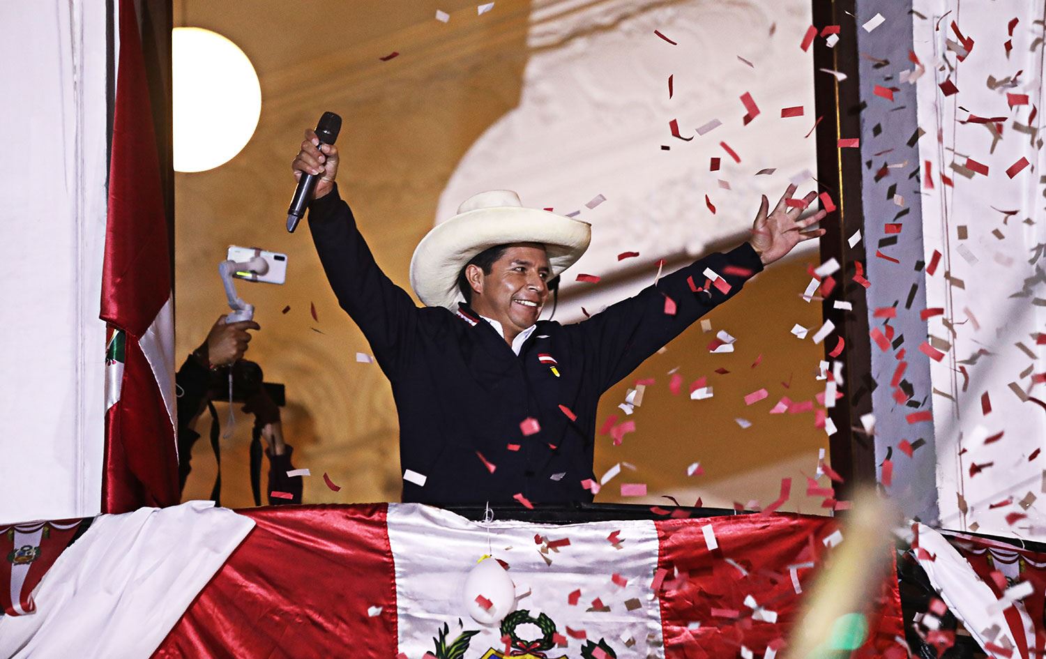 Peru'da solcu aday Castillo öne geçti