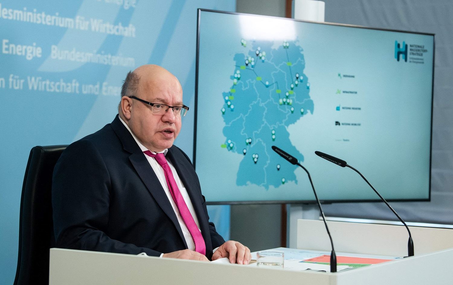 German economy minister optimistic on refugee integration