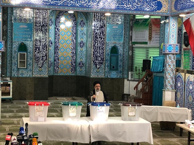 ئیبراهیم رەئیسی لەکاتی دەنگدان