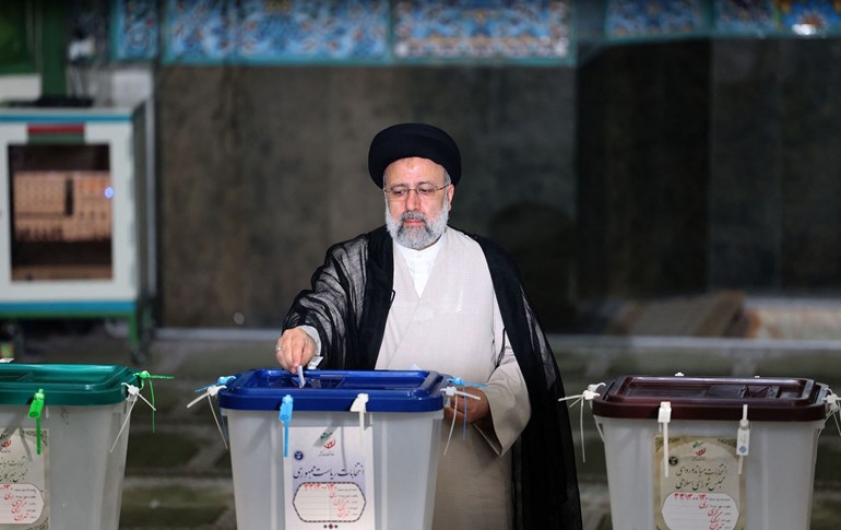 Yek ji berbijarên 13mîn gera hilbijartinên serokatiya Îranê, Îbrahîm Reîsî li Tehranê dengê xwe da. Wêne: AFP / ATTA KENARE 