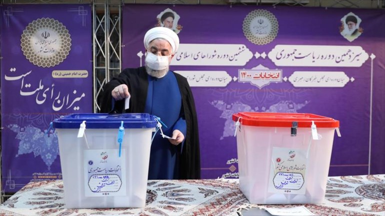 حەسەن رووحانی لە کاتی بەشداریکردن لە هەڵبژاردنی سەرۆکایەتیی کۆماری ئێران