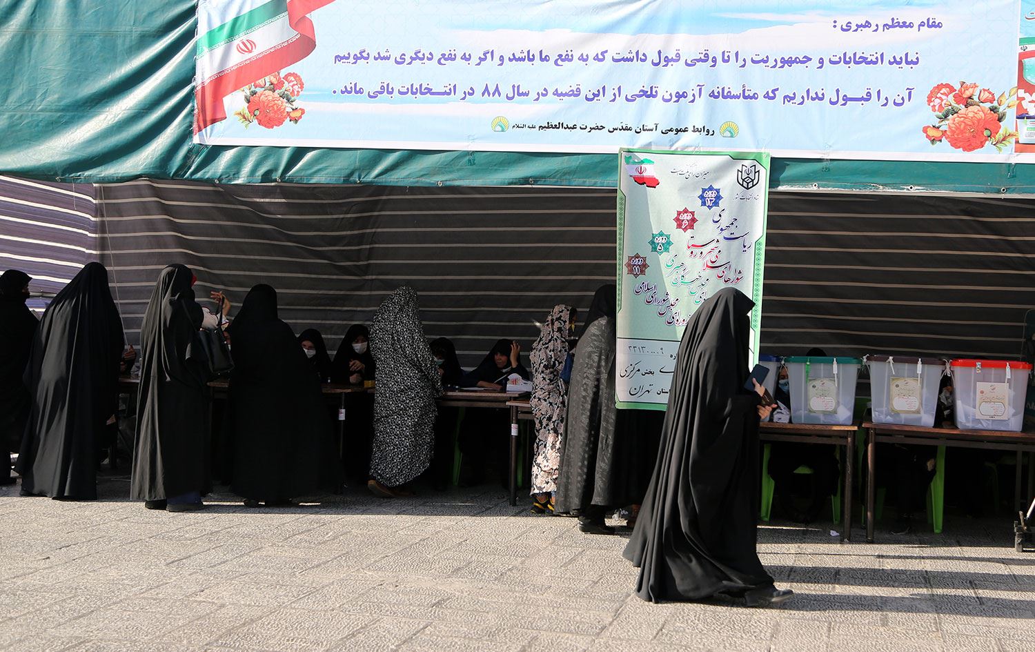 İran'da oy verme işlemi gece 02.00'ye kadar uzatıldı