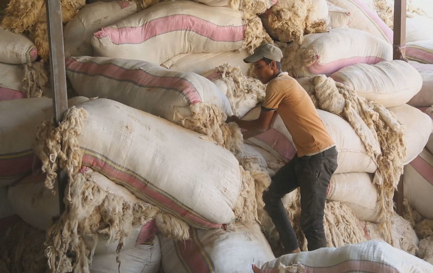 Li Minbicê xwediyên kargehan gazinan ji girtina deriyên sînorî dikin