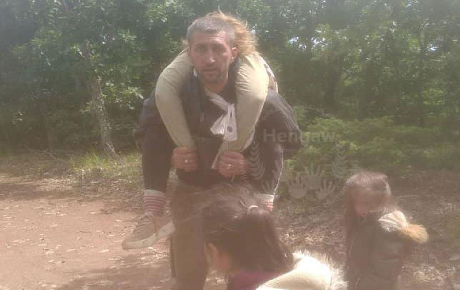 Kürt mülteci, göç yolunda ölen eşini saatlerce sırtında taşıdı