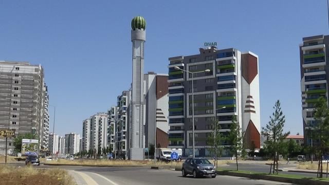 Diyarbakır’da karpuz maketi ile kamufle edilen baz istasyonlarına tepki