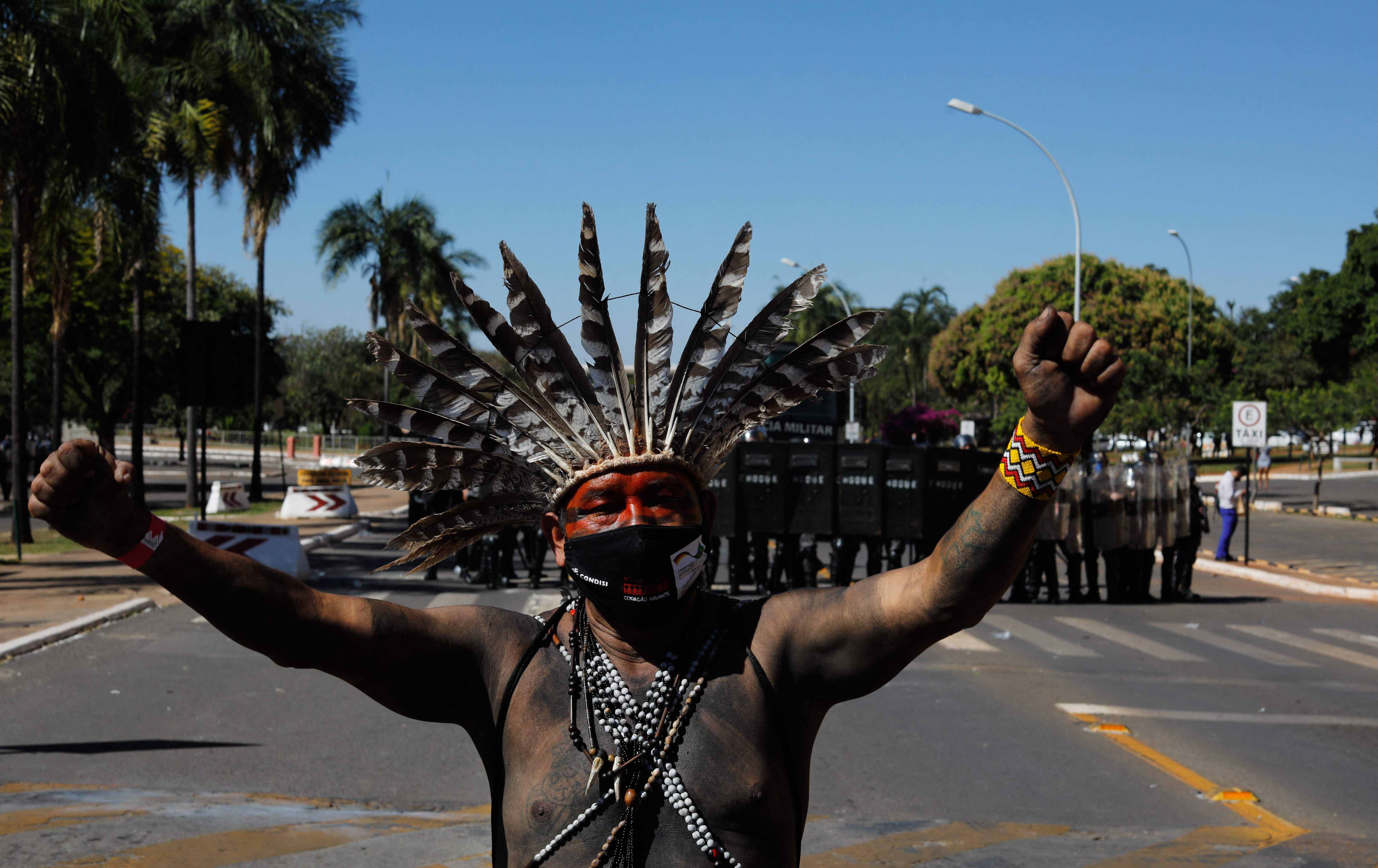Şerê bi tîr û kevan ê hozên Brezîlyayê li dijî hêzên polîs