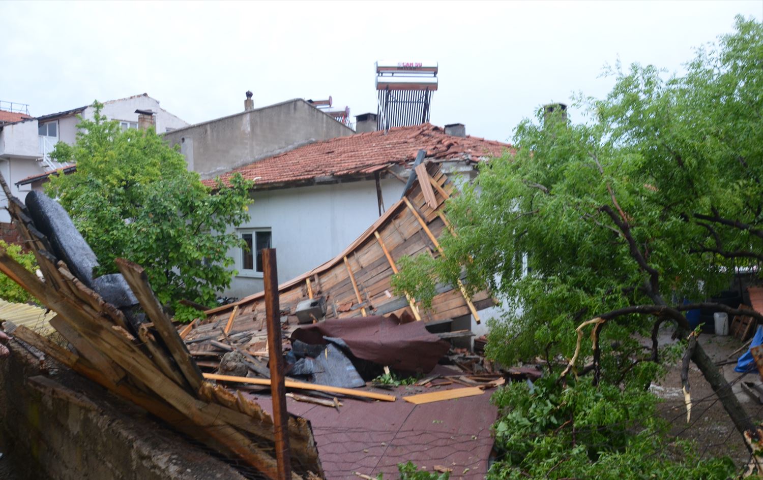 باهۆز لە چەند شارێکی تورکیا زیانی گیانی و ماددی هەبوو