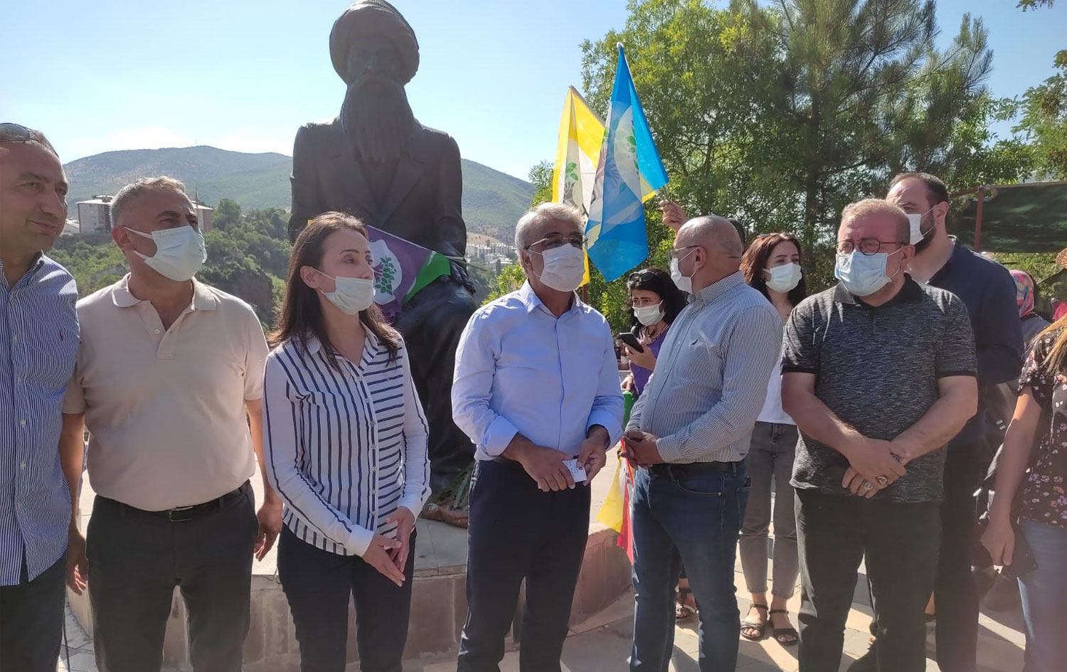 HDP Eş Genel Başkanı Sancar, Seyit Rıza Anıtı'na karanfil bıraktı