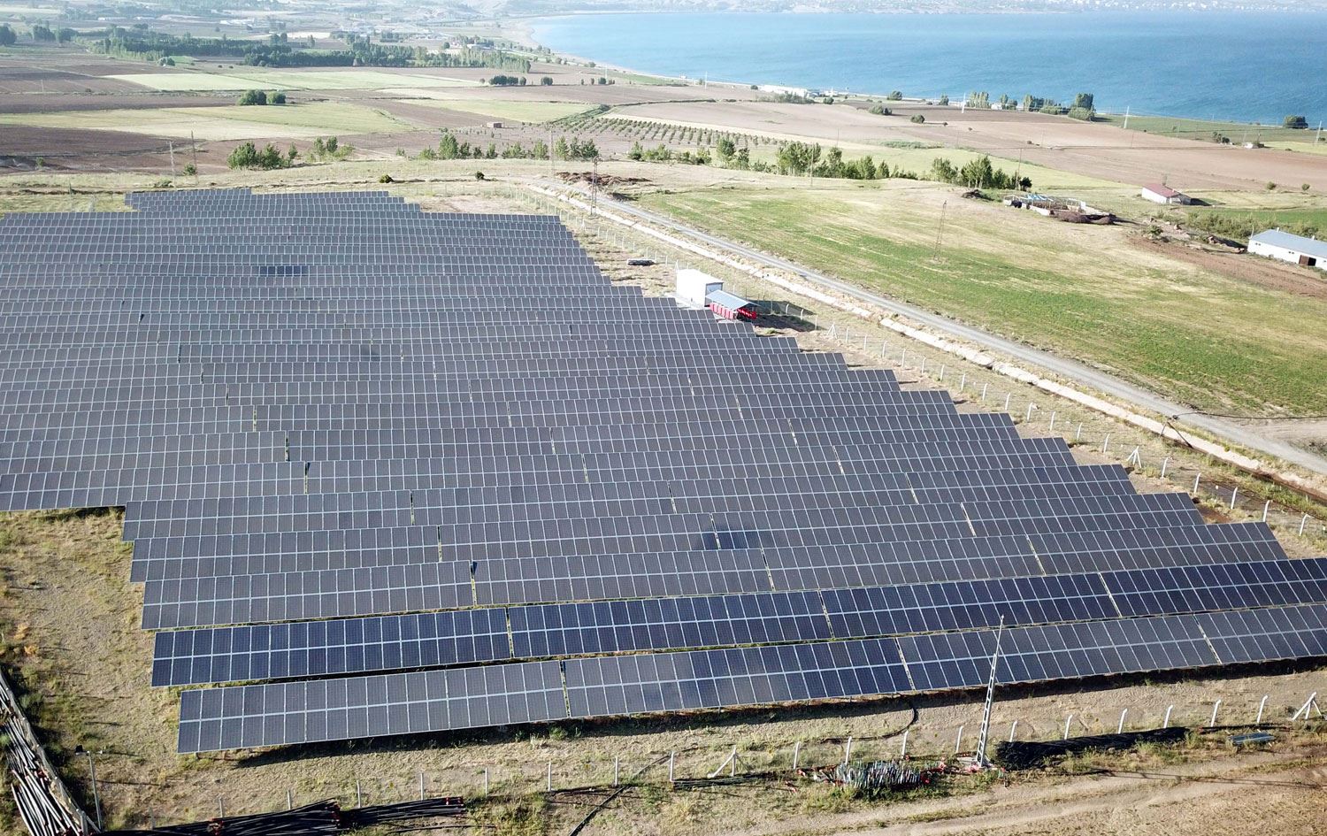 Güneş enerjisi kuran Bitlisli çiftçi ihtiyaç fazlası elektriği VEDAŞ’a satıyor