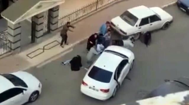 Husumetli olduğu kişilere önce ateş etti sonra arabasıyla ezmeye çalıştı