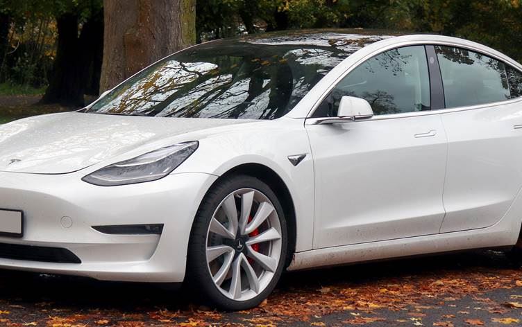 Tesla, sorunlu 300 bin aracını geri çağırdı