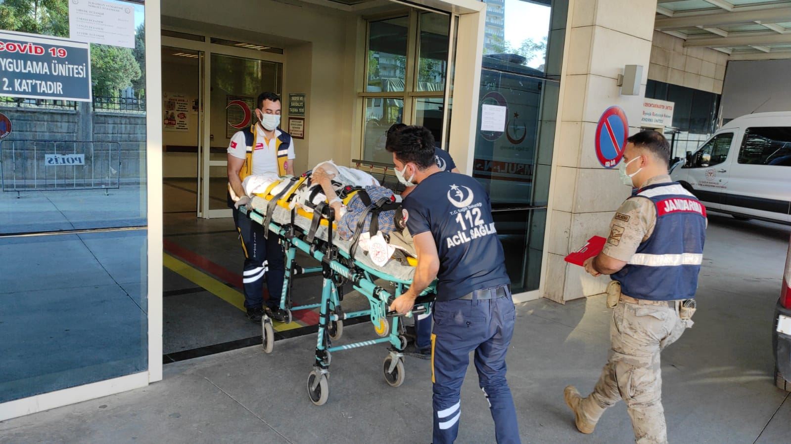 Göçmenlerin olduğu kamyon, açılan ateşe karşılık verdi: 2 ölü, 12 yaralı