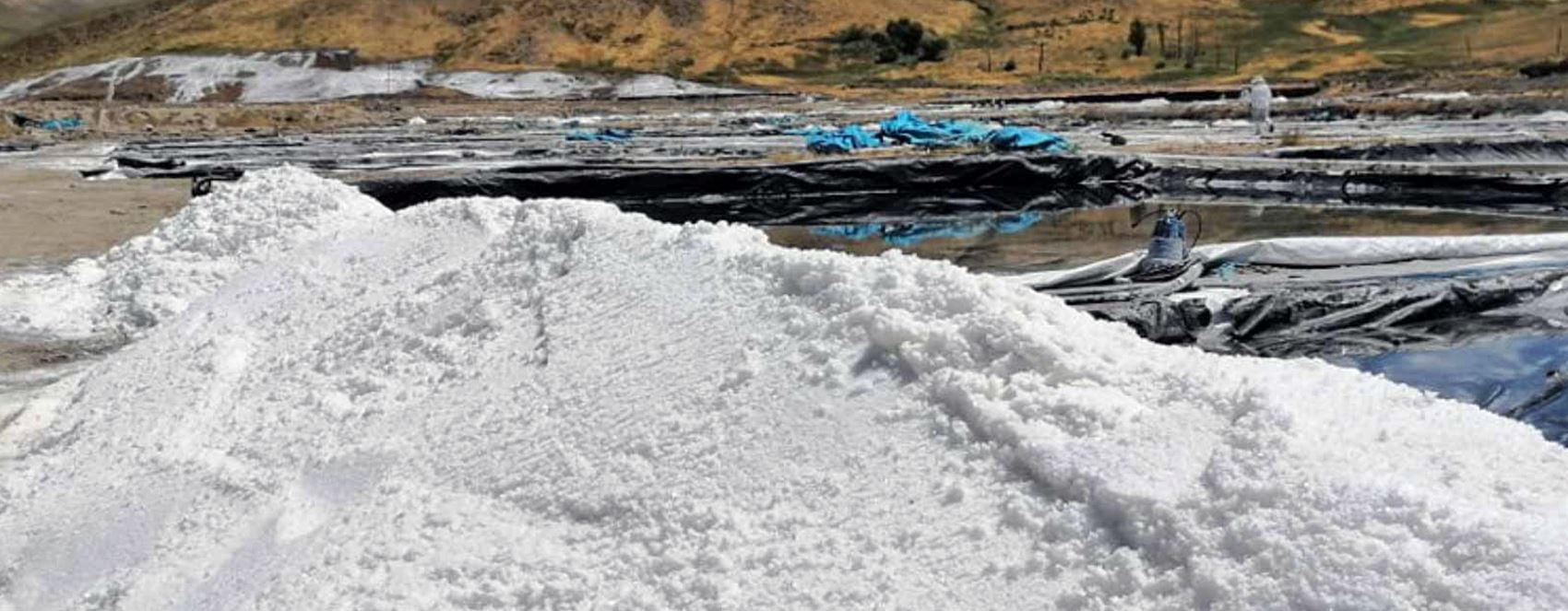 FOTO - Muş’ta geleneksel yöntemlerle çıkarılan tuz dört bir yana gönderiliyor