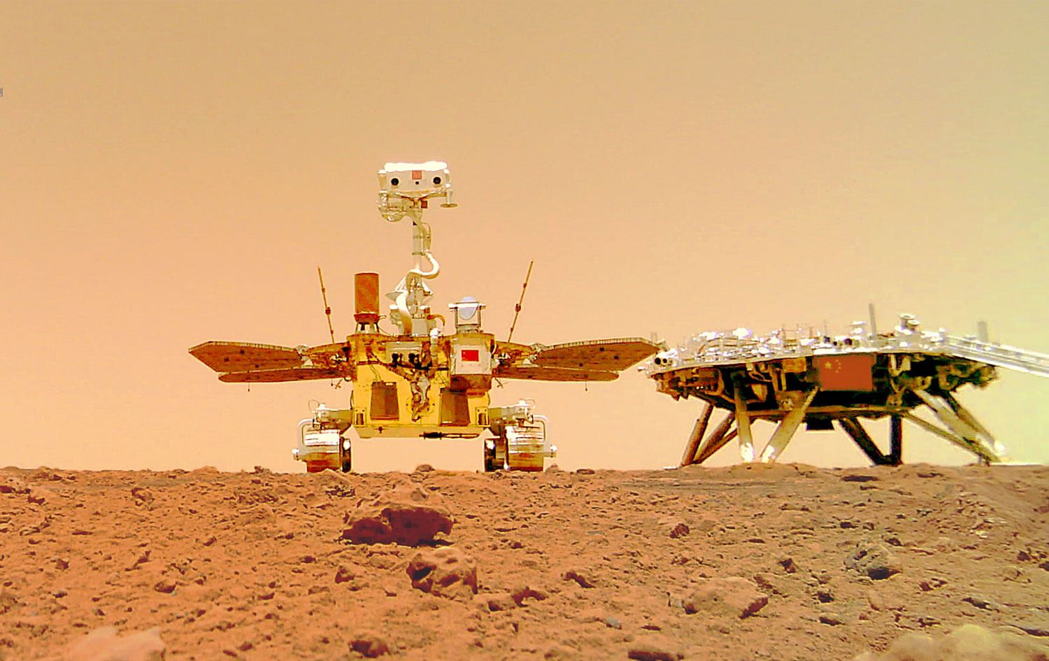 Çin, Mars'a gönderdiği uzay aracı Zhurong'un görüntülerini paylaştı