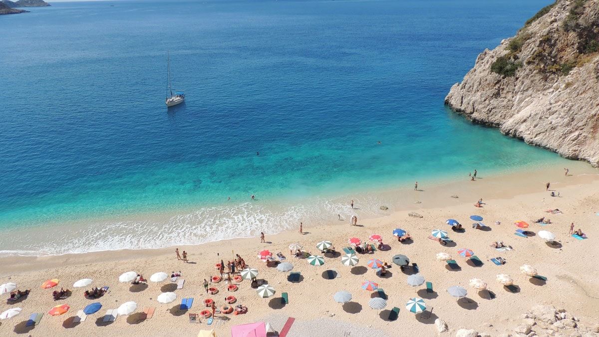 Türkiye'de turizm: 'Geçen yıl ölüydü, bu yıl yürüyen ölü'