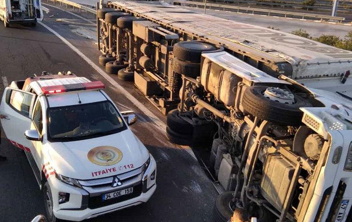 Li Rihayê bûyera trafîkê: Bav û kur jiyana xwe ji dest dan