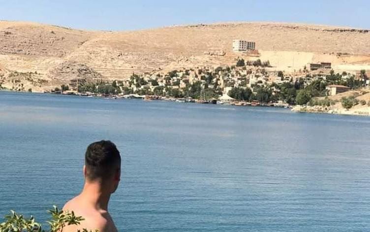 Li Rihayê du xwişk xeniqîn